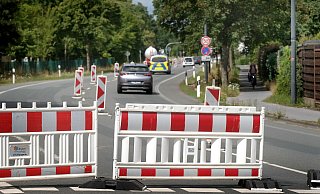 Seit Mittwoch geht es nur in eine Richtung: Entlang der Herzebrocker Straße wird derzeit der Radweg erneuert. - Andreas Frücht