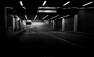 Als der Wagen hinabrollte, startete die schwangere Frau ein riskantes Manöver. - Symbolfoto: Pixabay / Creative Commons