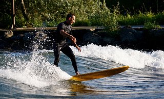Surfer fahren auch weitere Strecken, um eine gute Fluss-Welle zu reiten. - Pixabay