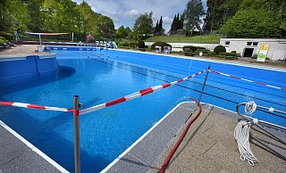 Das Wasser im Schwimmerbecken soll erst einmal drin bleiben, um das Gesamtsystem zu schützen. Die Wassermenge wird kontinuierlich kontrolliert. Doch dass hier einmal wieder Besucher schwimmen werden, ist so gut wie ausgeschlossen. - Barbara Franke
