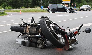 Beim Auffahren auf die L 770 kollidierte ein Golf-Fahrer mit einem Motorrad. - Polizei Minden-Lübbecke