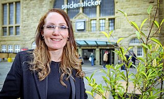 "Jeder Bahnhof hat Charme": Claudia Heck ist die neue Bahnhofsmanagerin in Bielefeld. Sie verspricht, sich zu kümmern, damit der Hauptbahnhof, dessen Fassade frisch saniert ist, ein gutes Erscheinungsbild abgibt. - Barbara Franke