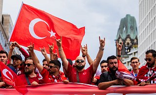 Türkei-Fans zeigen beim Fanmarsch in Richtung Olympiastadion den "Wolfsgruß", der einer rechtsextremistischen Bewegung zugeordnet wird. - Christoph Soeder