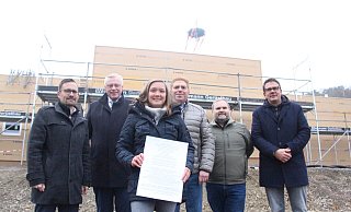 Stadt, Investor, Baufirma und Trägervertreter freuen sich über den Richtkranz auf dem Dach der neuen Kita Im Flor.Foto: Burkhard Battran - Burkhard Battran