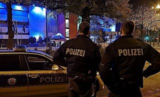 Zwei Polizisten der Herforder Polizei stehen am GoParc. - Polizei Herford