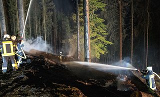 350 Brandbekämpfer waren am 25. April 2020 im Teuto zwischen Ascheloh und Peter auf’m Berge im Einsatz. - Christian Mathiesen