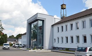 Das Verwaltungsgebäude: Die Polizei bittet um Hinweise von Bürgern, die mitunter Auffälliges zwischen Freitagnachmittag und Montagmorgen beobachtet haben. - Mareike Patock