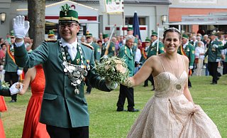 Das neue Königspaar Niko Schäfers und Nadine Piepenbrock führtdie Parade auf dem Festplatz an. - Moritz Jülich