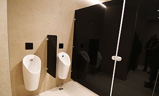 An der Brückengasse in Paderborn ist die neue Toilettenanlage gerade erst in Betrieb genommen worden. An den Öffnungszeiten gibt es Kritik. - Lena Henning