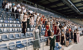 Die Abiturienten der Europaschule stellten sich zum Gruppenfoto in der Schüco-Arena auf. - Finn Lehrke