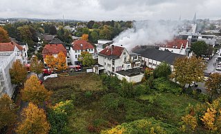 Die überwucherte Freifläche direkt neben Haus Nummer 41 an der Bahnhofstraße gerät seit dem Brand in der vergangenen Woche wieder in den Fokus. - Gerald Dunkel