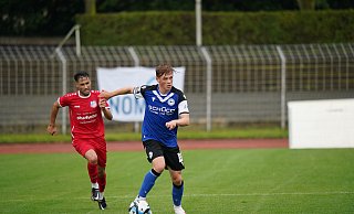 Henrik Koch (r.) wurde wenige Tage vor seinem 17. Geburtstag zum jüngsten Arminia-Torschützen - ein bisschen Aufregung beim ersten Interview nach dem Spiel war da nicht zu leugnen. - Yvonne Gottschlich