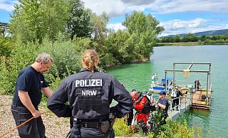 Die Taucher der Polizei suchten den See ab - wurden aber nicht fündig. - Ilja Regier