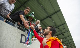 Von den Fans gefeiert: Rödinghausens junger Keeper Tiago Estevao wird nach seiner herausragenden Leistung von den Anhängern auf der Tribüne beglückwünscht. - Joel Beinke