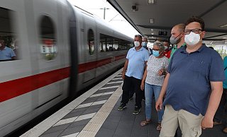 Wie bestellt saust ein Schnellzug an Stefan Schwartze (v. r.), Jan Thies, Angela Lück, und Christian Dahm vorbei, die am Bad Oeynhausener Bahnhof über die Pläne der Bahn für eine ICE-Neubaustrecke diskutierten - Jörg Stuke