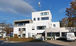 Im Rathaus werden demnächst im Ratssaal (links oben) fünf statt wie bislang vier Fraktionen um die besten kommunalpolitischen Entscheidungen für die Gemeinde ringen. - Martin Düsterberg