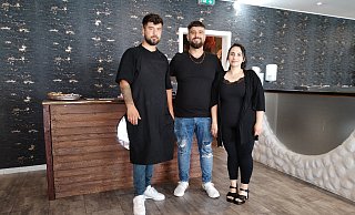 Arbeiten mit Herz und Hand, um ihre Kunden mit frischen Leckereien zu verwöhnen: Koch und Inhaber Sezer Gören (Mitte) mit Ehefrau Tugba und Bruder Mehmet, der als Bäcker für die beliebten "Künefe", die Süßspeisen, zuständig ist. - Gabriele Freimuth