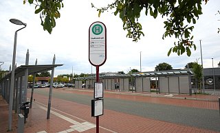 Am Stadtzentrum war Endstation der Fahrt, auf der es zu Ausschreitungen durch vier junge Männer gekommen sein soll. Am Busbahnhof sollen sie eines ihrer Opfer geschlagen und getreten haben. - igk