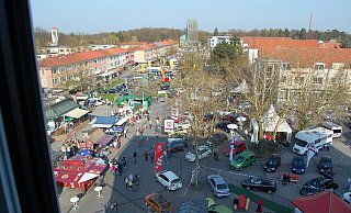 Das Stadtzentrum rund um die Breslauer Straße zwischen Bürgerhaus und Rathaus ist 2024 die zentrale Veranstaltungsmeile zum Stadtjubiläum. Das Foto ist 2010 vom Rathausdach aus entstanden und zeigt den Bereich der Breslauer Strße zwischen Thomaskirche und Rathaus. - Stadt Espelkamp