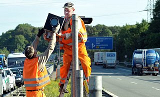 Der Autobahn-Blitzer am Bielefelder Berg ist weltberühmt. Jetzt muss dort ein defektes Teil ausgetauscht werden. - Christian Weische
