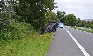 Das Auto überschlug sich und kam auf dem Grünstreifen zum Stehen. - Kreispolizeibehörde Herford