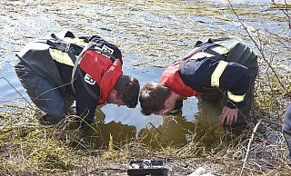 Die Feuerwehr hat am Sonntag Diebesgut aus dem See geholt. - Thomas Kube