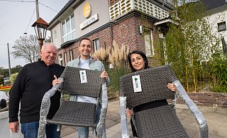 Hans und Tim Lünse spenden aus dem Fundus ihres Gartenmöbelcenters der Betreiberin der "Neuen Börse", Nasrin Haideri, 20 neue Stühle. - Oliver Krato