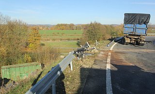 Ein Lastwagen hat auf der A30-Abfahrt Gohfeld zur B611 einen Container mit Schrott verloren. - Ulf Hanke