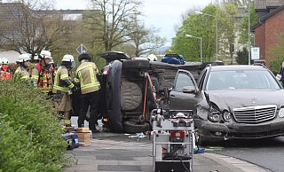 Die Feuerwehr mussten eine junge Löhnerin nach einem Verkehrsunfall auf der Oeynhausener Straße aus dem Auto befreien. - Felix Eisele