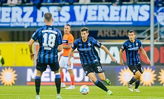 SCP-Akteur Maximilian Rohr, der hier im Heimspiel gegen Darmstadt am Ball ist, droht beim Gastspiel in Heidenheim auszufallen. Ob die HSV-Leihgabe mit in den Süden fährt, entscheidet sich am Freitag. - Besim Mazhiqi