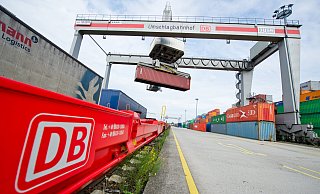 Auch in Paderborn könnte es perspektivisch wieder einen Containerbahnhof geben. - Themenfoto: DPA/Christoph Schmidt