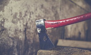 Mit einer Axt schlug der Steinhagener unter anderem auf eine Hauswand ein. - Symbolbild: Pixabay