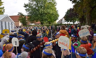 Das Dorf war beim großen Jubiläumsfest Anfang Oktober auf den Beinen, und es kamen viele Gäste nach Dörenhagen. - Anja Ebner
