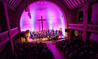 Nach fast drei Jahren gibt der Gospelchor Injoy wieder ein Konzert in der Eilshauser Kirche. Karten gab es nur für „Family and Friends“, also Freunde und Verwandte. Da Corona noch nicht überwunden ist, sollte so verhindert, dass sich zu viele Zuhörer in der Kirche drängen. - Ralf Bittner