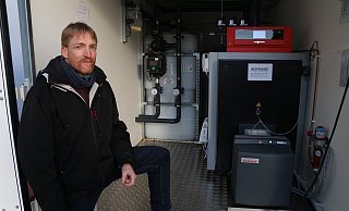 Energiemanager Tobias Zenke vor der mobilen Heizungsanlage. - Holger Kosbab