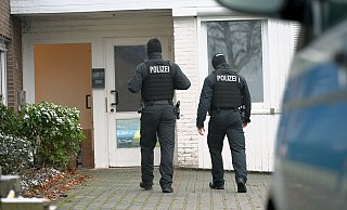 Immer wieder rücken Ermittler wie auf diesem Symbolbild in Verdachtsfällen zu Hausdurchsuchung aus. Auch in Bad Oeynhausen mussten sie dem Veterinäramt Amtshilfe leisten. - Symbolbild dpa