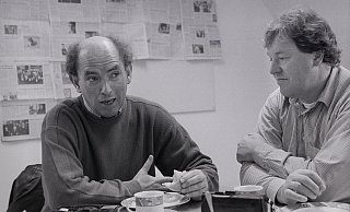 Trainer Hannes Linßen (links) während eines Pressegesprächs in den damaligen Redaktionsräumen der "Neuen Westfälischen" mit Volker Graul. Der Manager war im Mai vergangenen Jahres gestorben. - Raimund Vornbaeumen