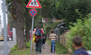Eng geht es zu auf der Herforder Falkstraße. Obwohl ein Einfahrtsverbot zu den Stoßzeiten besteht halten sich viele Elterntaxis nicht daran und sorgen für ein Verkehrs-Chaos. - Claus Frickemeier