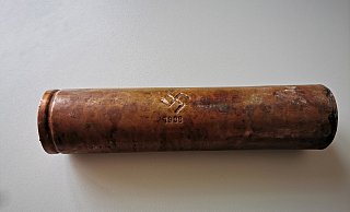 Diese Zeitkapsel haben Abrissarbeiter im Grundstein des ehemaligen Hitlerjugendheims in Bad Oeynhausen gefunden. - Volker Müller-Ulrich / Stadt Bad Oeynhausen