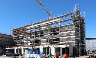 Der Teilum- und -neubau des Schulgebäudes des Ravensberger Gymnasiums (hier auf einem Archivfoto aus dem Mai) war schon in der Vergangenheit kein Projekt, das reibungslos verlief. - Frank-Michael Kiel-Steinkamp