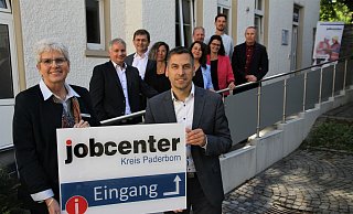 Barbara Schäfer, Geschäftsführerin Jobcenter Kreis Paderborn und Bürens Bürgermeister Burkhard Schwuchow freuen sich über den barrierefreien Eingang. An dem neuen Zugang stehen Markus Kesseler und Helmut Vonnahme, Sandra Menke, Natalia Gerz-Hamm, Sonja Meitzler, Stefan Gehrmann, Marcel Weischenberg und Teamleiter Norbert Spieker. - Johannes Büttner Barbara Schäfer, Geschäftsführerin Jobcenter Kreis Paderborn und Bürens Bürgermeister Burkhard Schwuchow freuen sich über den barrierefreien Eingang. An dem neuen Zugang stehen Markus Kesseler und Helmut Vonnahme, Sandra Menke, Natalia Gerz-Hamm, Sonja Meitzler, Stefan Gehrmann, Marcel Weischenberg und Teamleiter Norbert Spieker. - Johannes Büttner