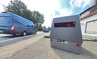 Der Blitzeranhänger stand an der Weseler Straße, kurz vor der Einfahrt in die Kurt-Schumacher-Straße. - Peter Heidbrink