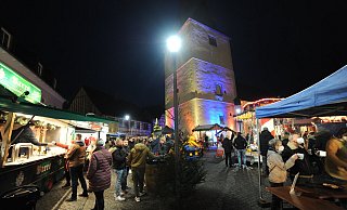 Stimmungsvoll war es auf dem Rahdener Weihnachtsmarkt vor allem nach Einbruch der Dunkelheit. Der Gewerbebund zog eine positive Bilanz. - Joern Spreen-Ledebur