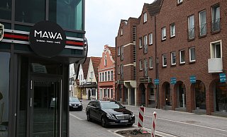 Während auf dem hinteren Teil der Niedernstraße noch die Bagger ihr Werk verrichten, ist der Bereich mit den drei neuen Lokalitäten schon fertig und nagelneu. - Lena Kley