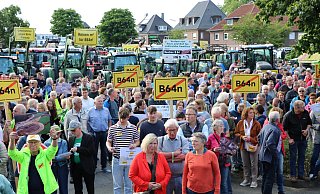 Beeindruckendes Bild: 400 Menschen und 80 Traktoren waren zur Protestkundgebung auf den Clarholzer Marktplatz gekommen. - Anja Hustert