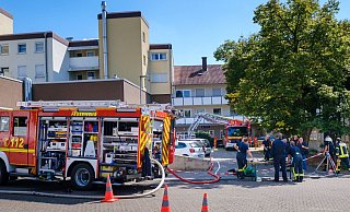 Rund 130 Einsatzkräfte waren nötig, um das wütende Feuer im Filmarchiv zu bekämpfen und die Bewohner nach der Evakuierung zu betreuen. - Andreas Zobe
