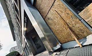 Das Fahrzeug krachte in das Gebäude einer Bankfiliale am Jahnplatz. - Eike J. Horstmann