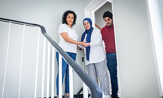 Für Dalila Mounajed (Mitte) sind die Treppenstufen vor ihrer Wohnung schier unüberwindliche Hindernisse. Selbst mit viel Hilfe durch ihre Physiotherapeutin Ahu Hankl (links) und Sohn Karim (22, rechts) traut sie sich nur selten hinunter oder hinauf. - Sarah Jonek Fotografie
