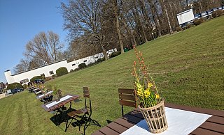 Ein stiller Protest, der wenig Raum für Interpretationen lässt: Vor der Herforder Wirtschaft in Sundern stehen zehn Tische, die daran erinnern sollen, dass es die Gastronomie noch gibt. - David Knapp