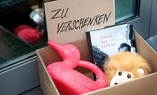 In Kartons und Kisten werden vor allem im Bereich der Innenstadt immer wieder Dinge an die Straße gestellt - versehen mit dem Schild "Zu verschenken". - Sarah Jonek
